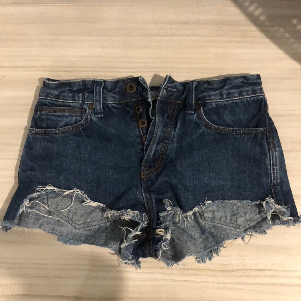 FREE PEOPLE SIZE 25 DARK DENIM SHORTS